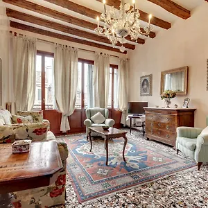 Biennale Apt Balcony , Venedig Italien